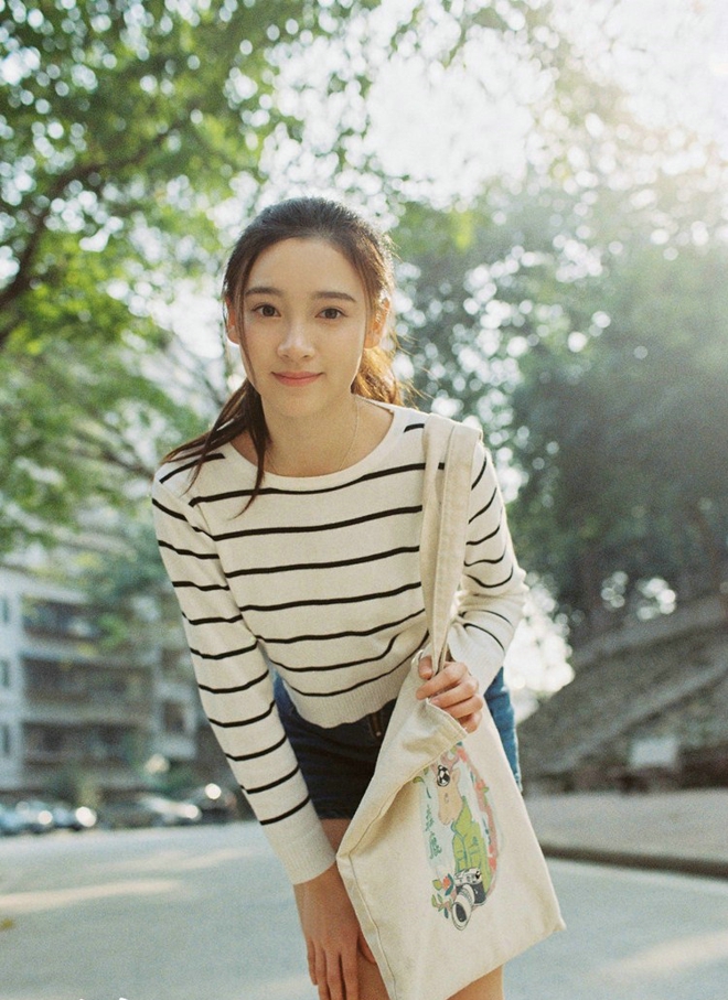 马尾少女牛仔短裤休闲写真