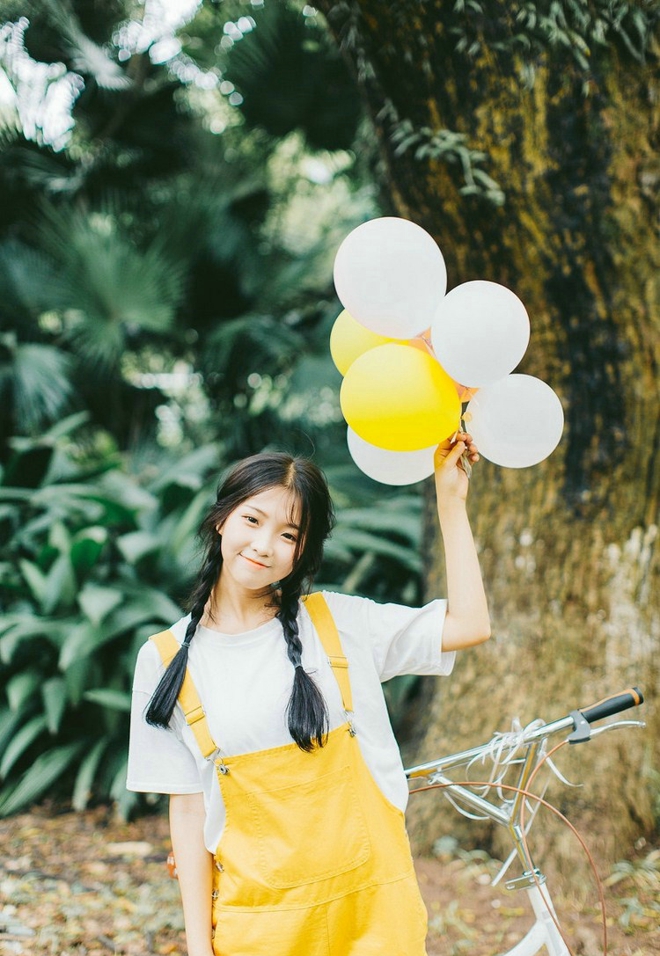 骑单车黄衣美眉清新写真