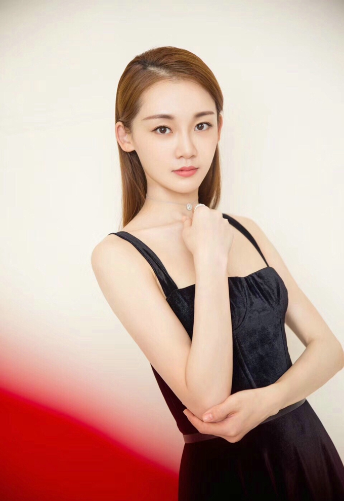 芳华女主苗苗性感优雅长裙写真