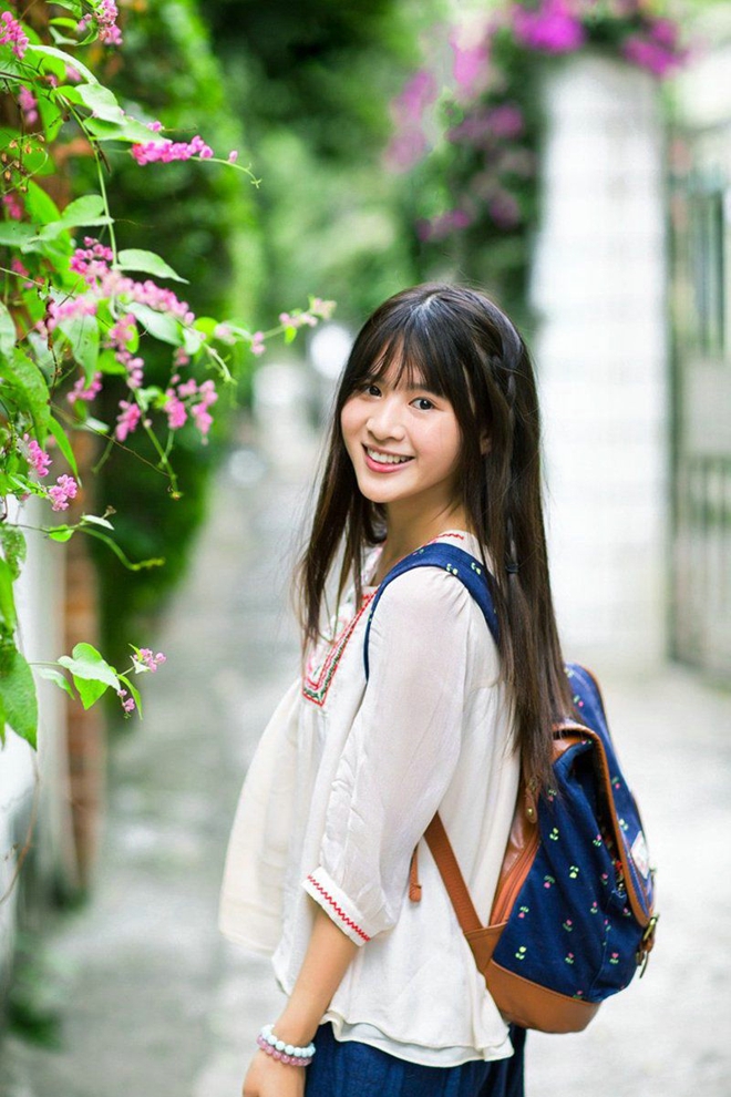 清新邻家女孩公园一角甜美可爱俏皮写真图片