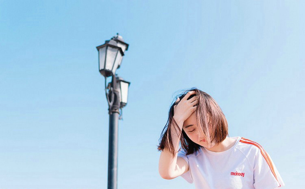 清纯运动衫元气少女上海俏皮写真