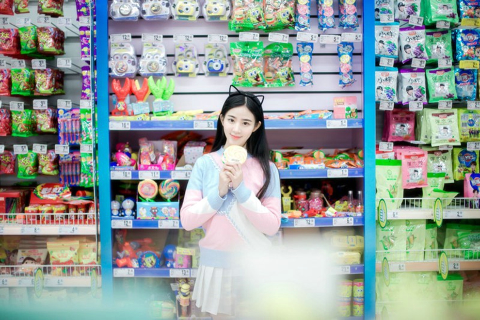 白皙清纯靓丽女孩清新俏皮超市私拍写真