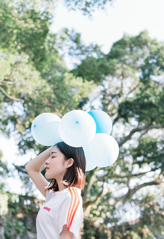 清纯运动衫元气少女上海俏皮写真