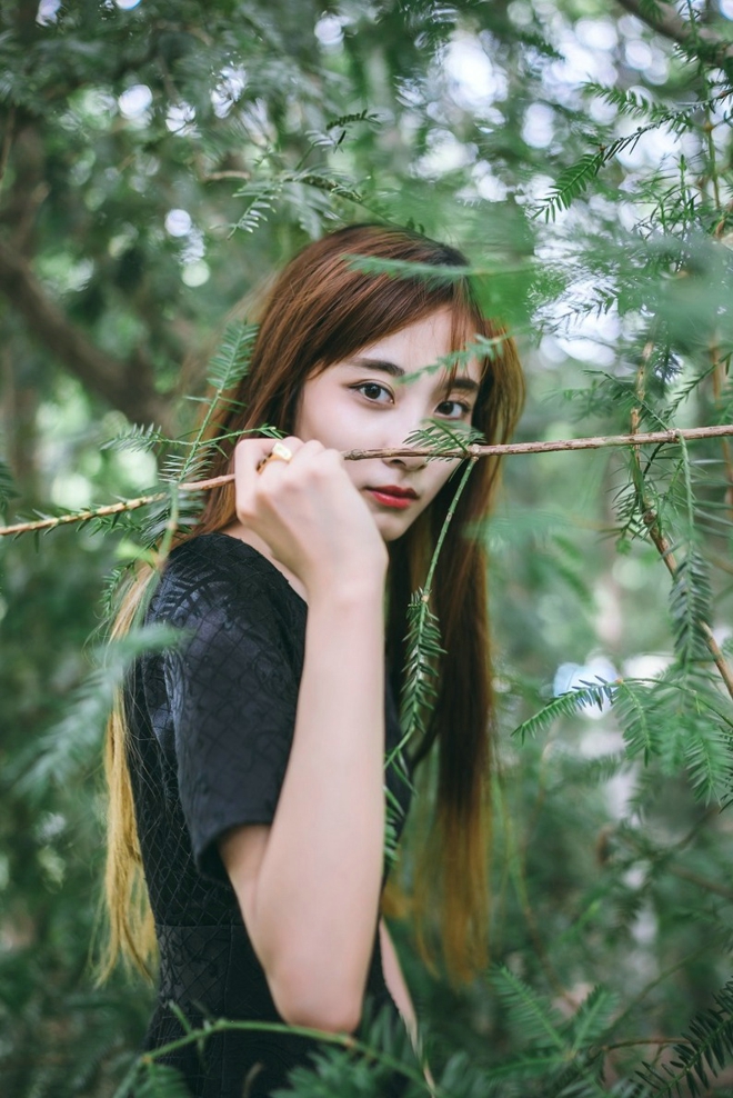 清纯靓丽时尚长发清新美女户外草地俏皮艺术照