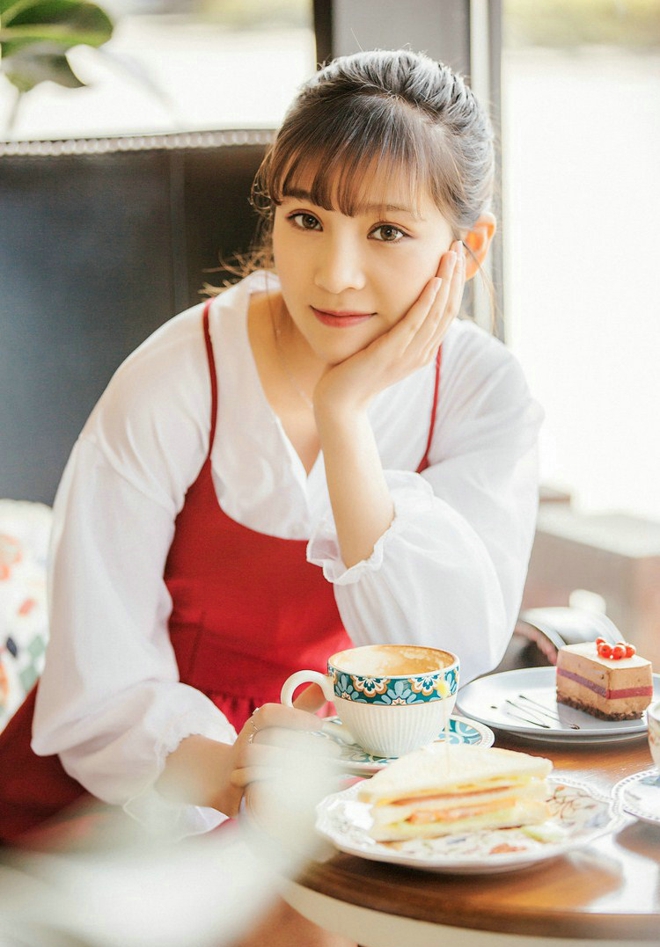 阳光甜品店吃点心美女写真