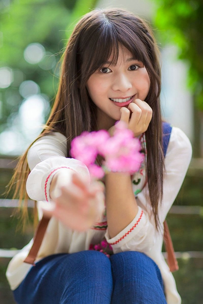 清新邻家女孩公园一角甜美可爱俏皮写真图片