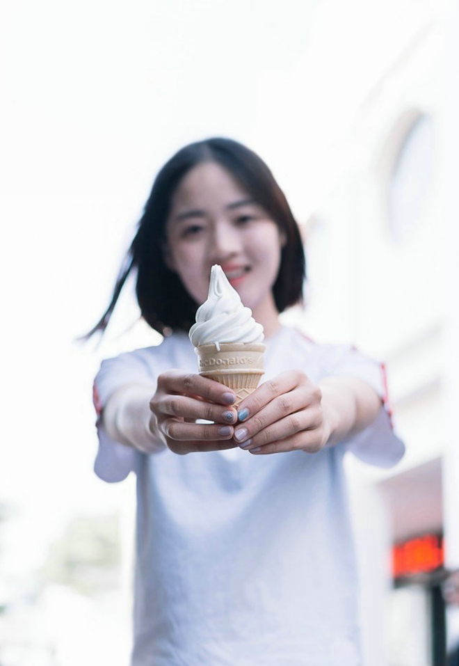 清纯运动衫元气少女上海俏皮写真