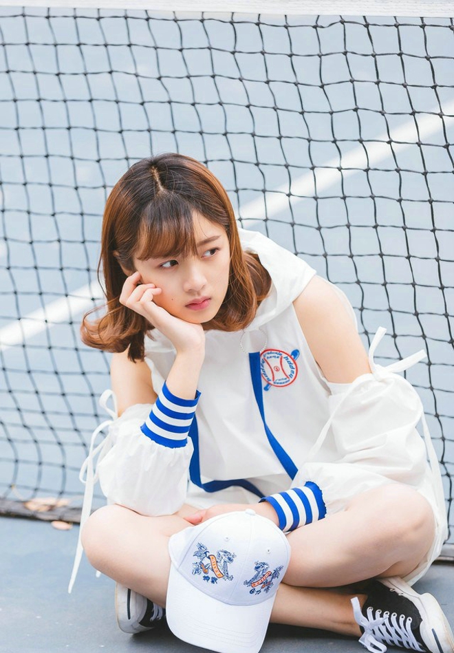 清纯娇嫩白皙阳光运动女生操场运动风写真照片