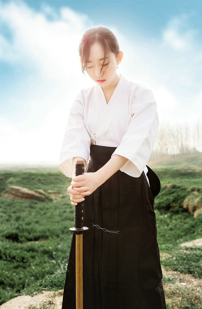 漂亮女剑客清新唯美户外写真