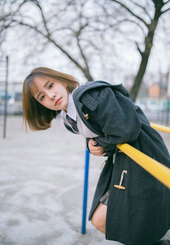 操场上的短发清纯校园美女