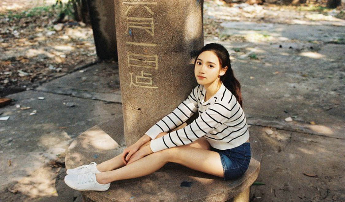 马尾少女牛仔短裤休闲写真