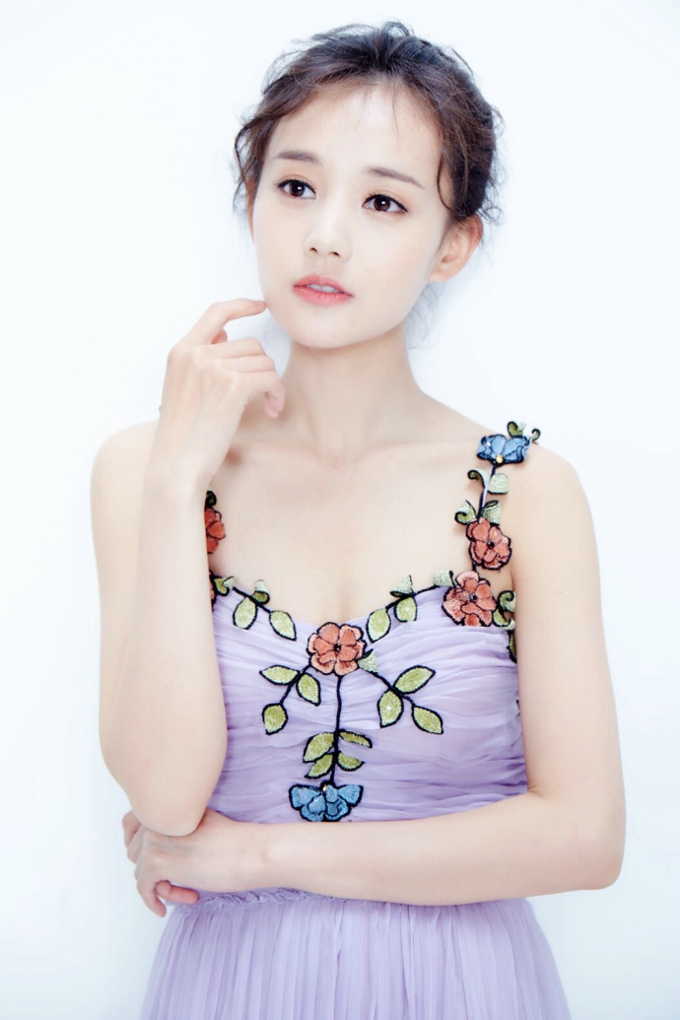 人气女星李一桐气质写真