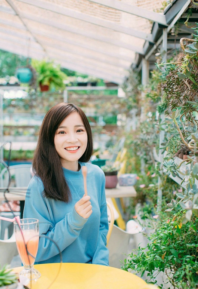 清纯阳光甜美美女悠闲自在生活写真图