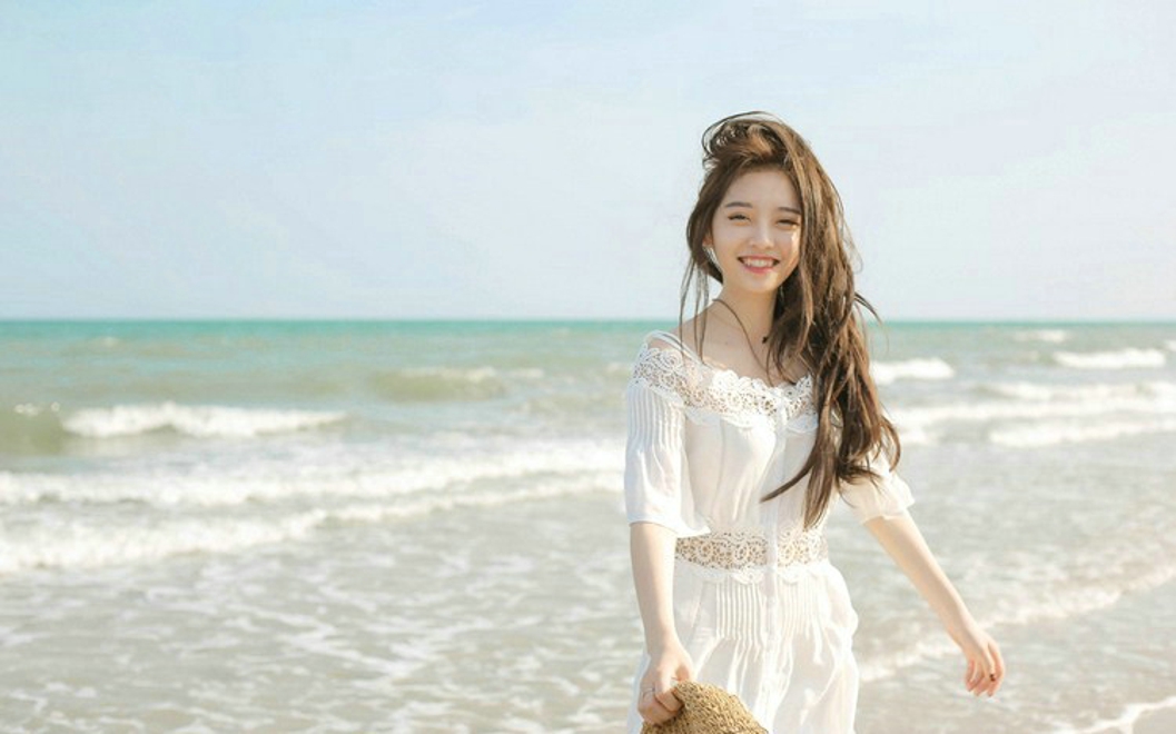海滩上的白嫩如玉清纯少女