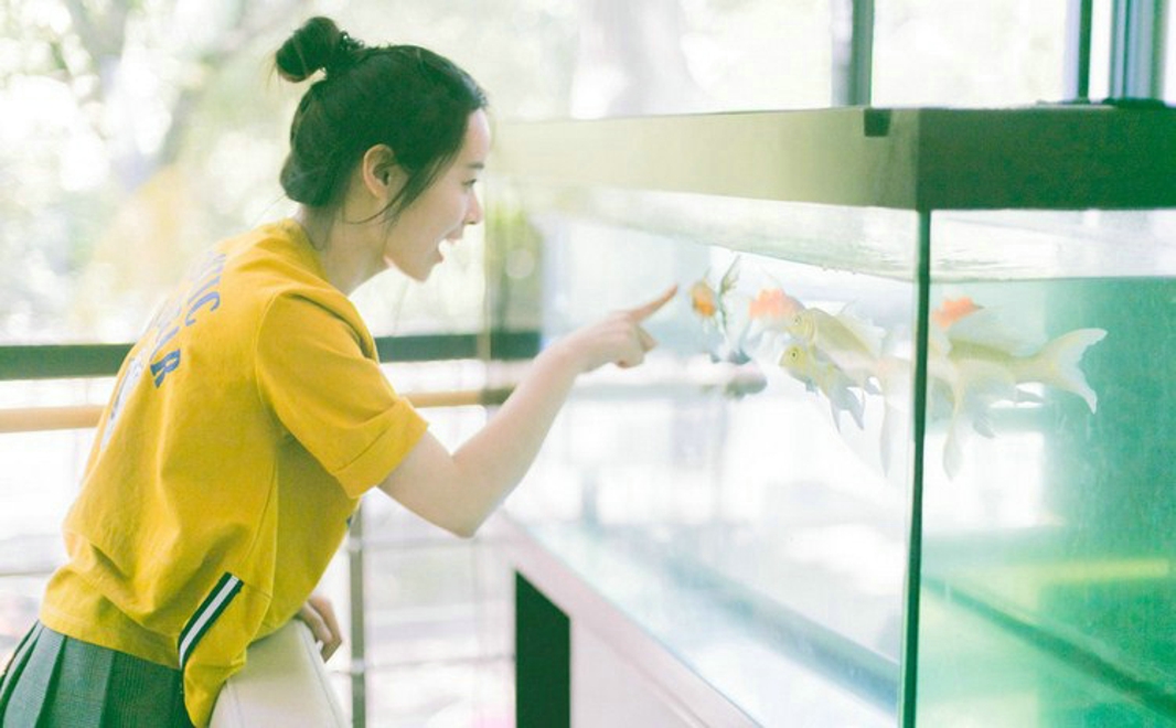 夏季美女外出游玩甜美户外俏皮唯美街拍