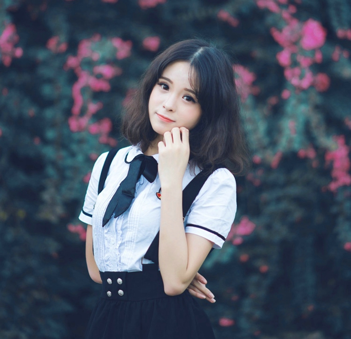 笑容甜美动人可爱阳光清纯美女天台长裙俏皮写真