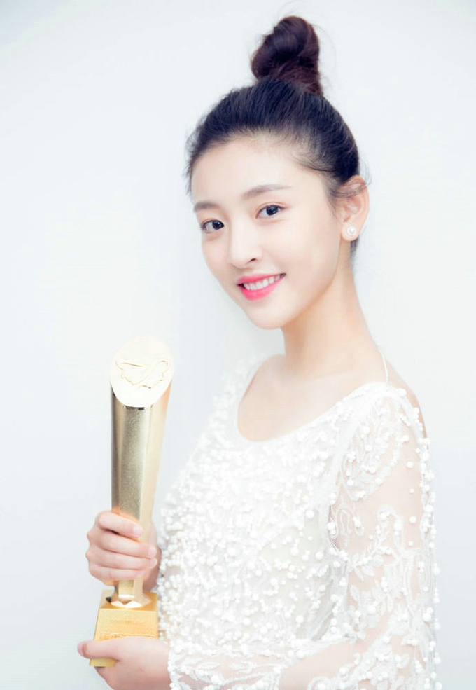 90后女星吴倩时尚简约大气写真图