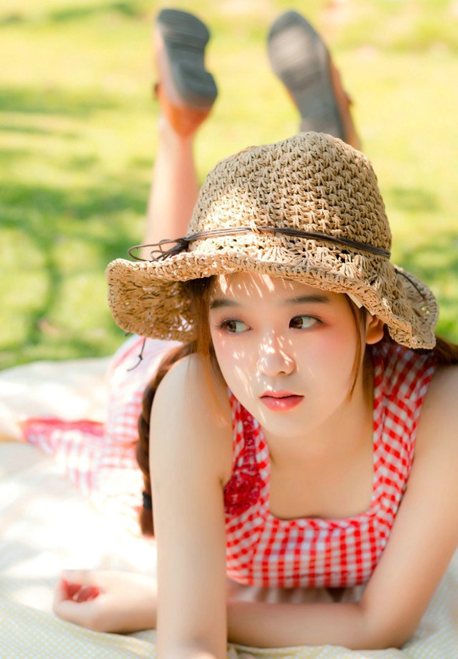 绿色草坪上大眼睛俏皮少女俏皮唯美写真