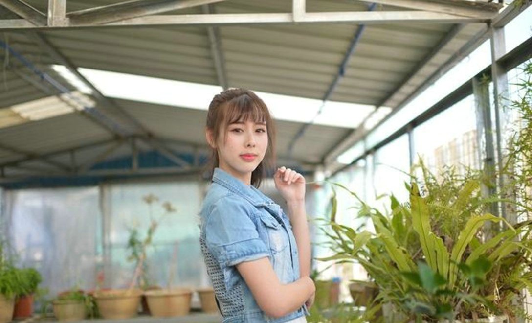 大棚清纯优雅娇嫩牛仔衫女孩