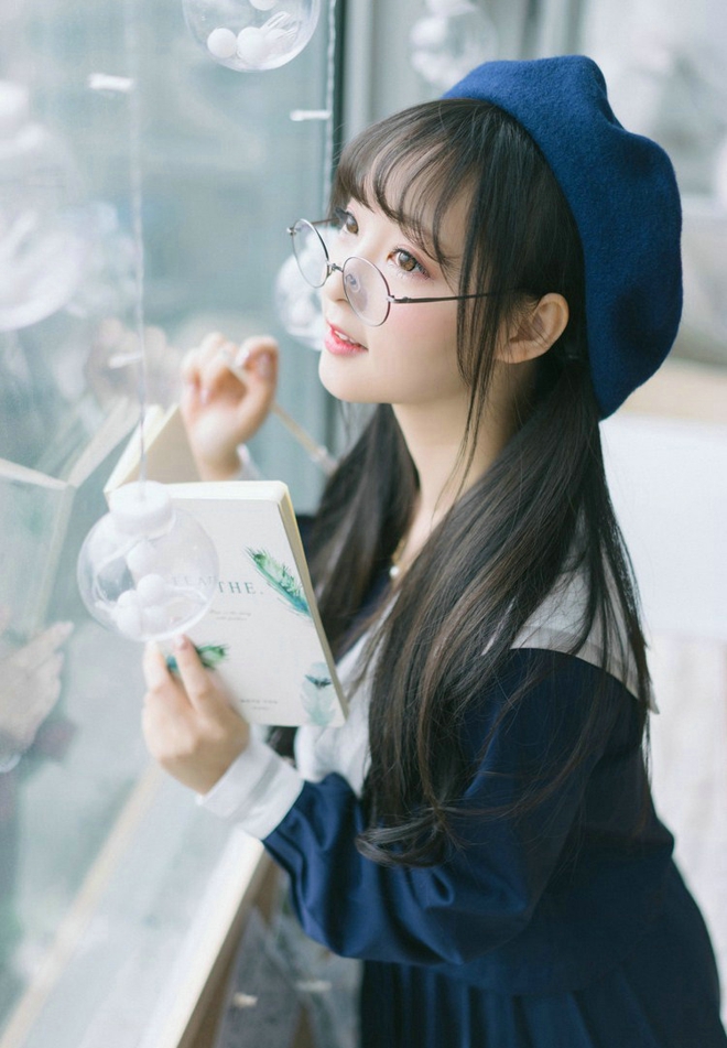 娇嫩萌态十足戴眼镜的小萝莉写真