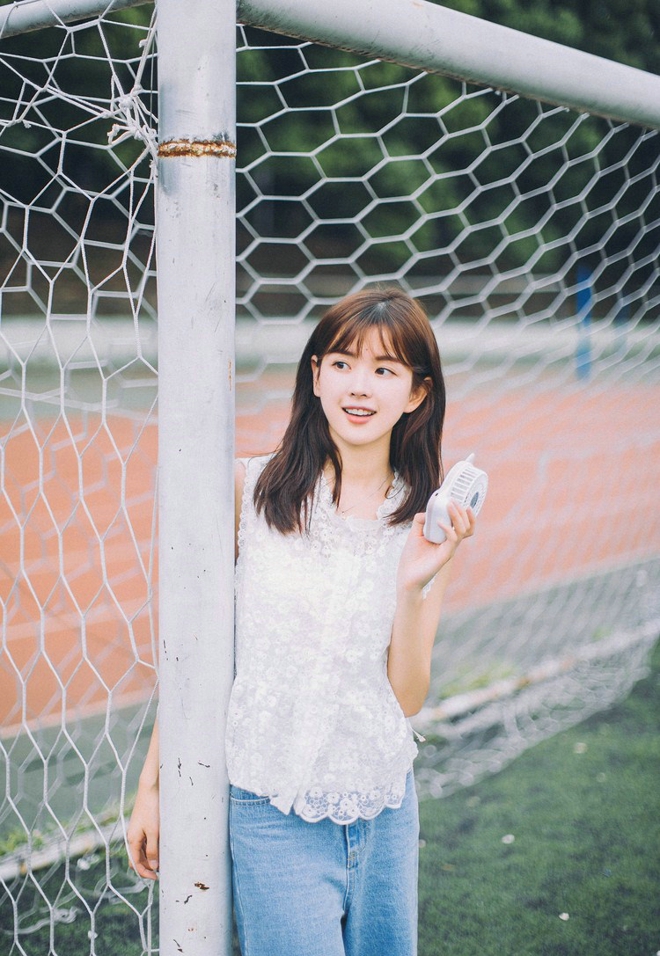 可爱小清新女生完美假日校园跑道气质写真