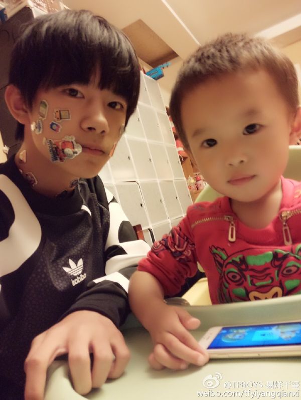 易烊千玺的弟弟楠楠萌照
