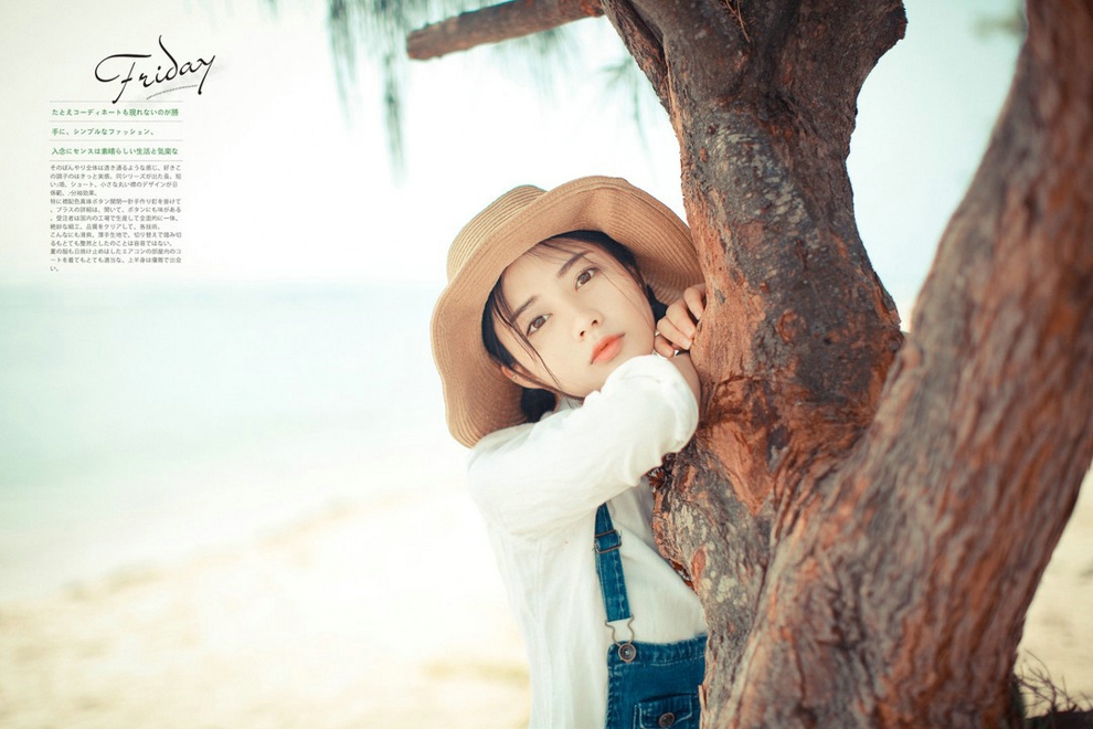 戴帽子清纯牛仔背带裤美女沙滩阳光气质写真