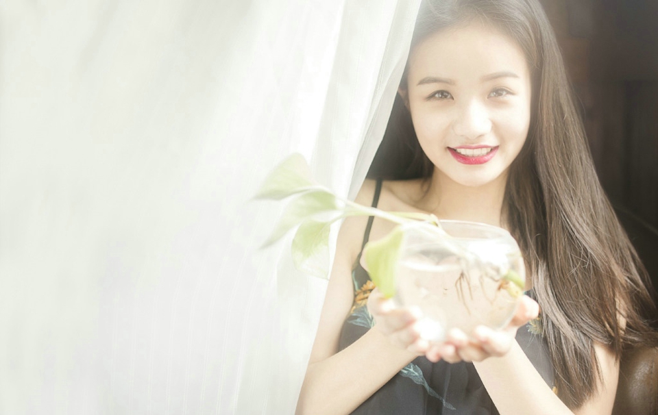 白皙美艳少女漂亮脸蛋笑脸迷人