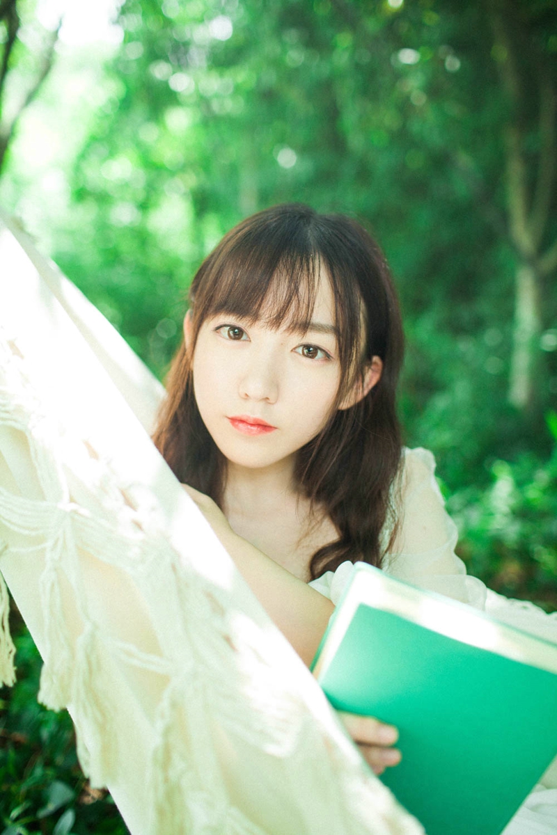 森林内的清新文艺少女漂亮脸蛋