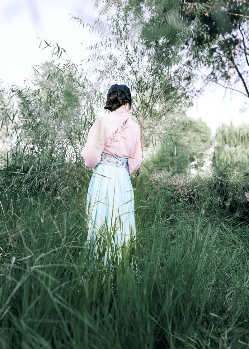 漂亮丸子头美女气质养眼迷人写真