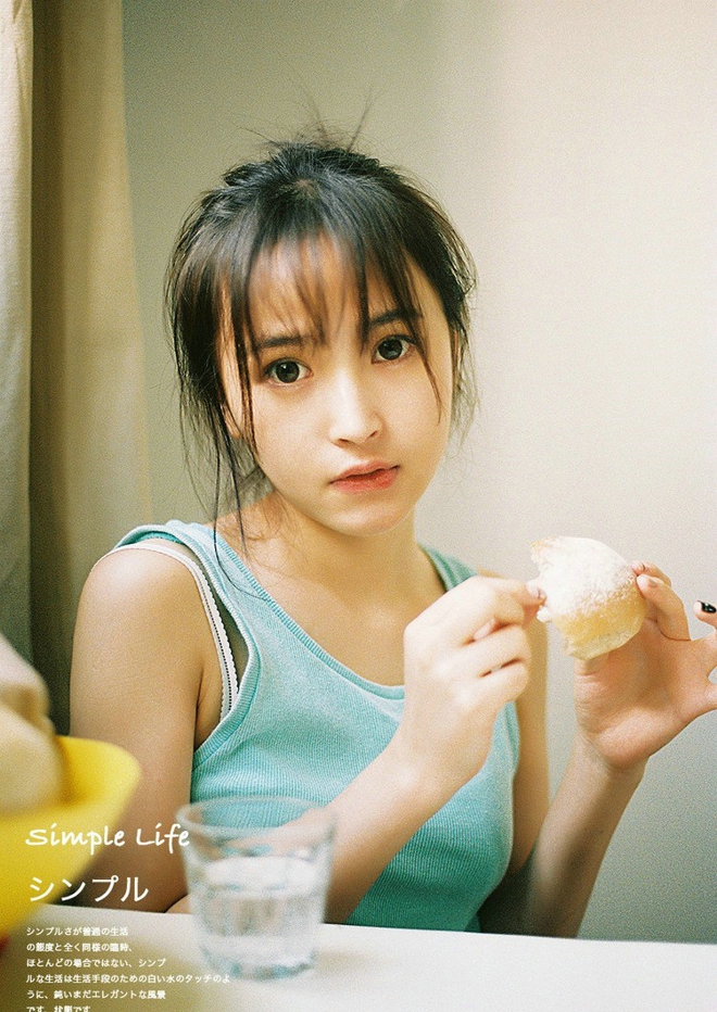 阳光可爱吃早餐少女写真