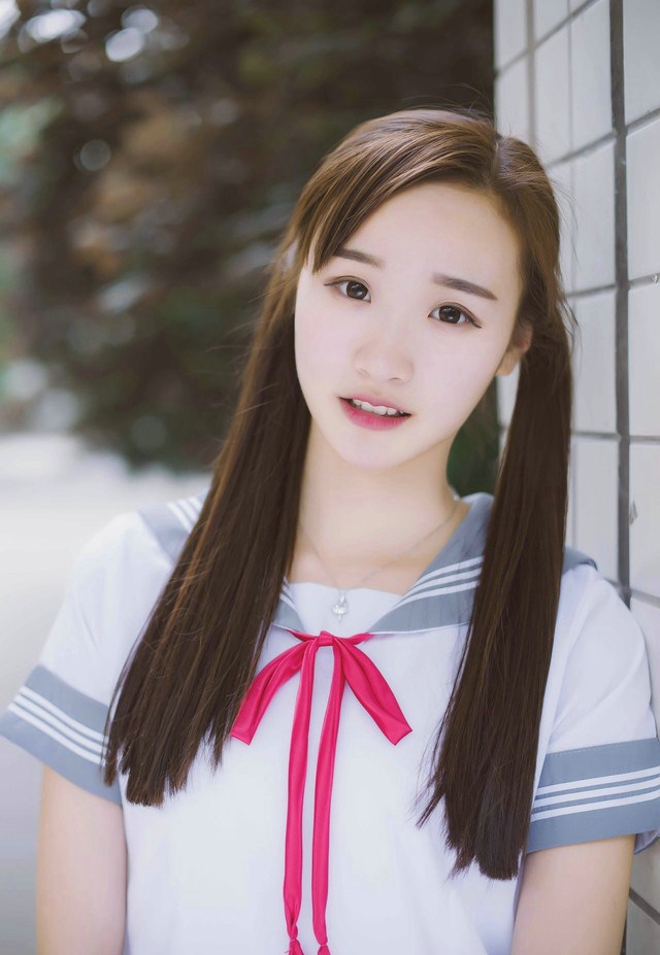 短裙学生装长腿学生美眉