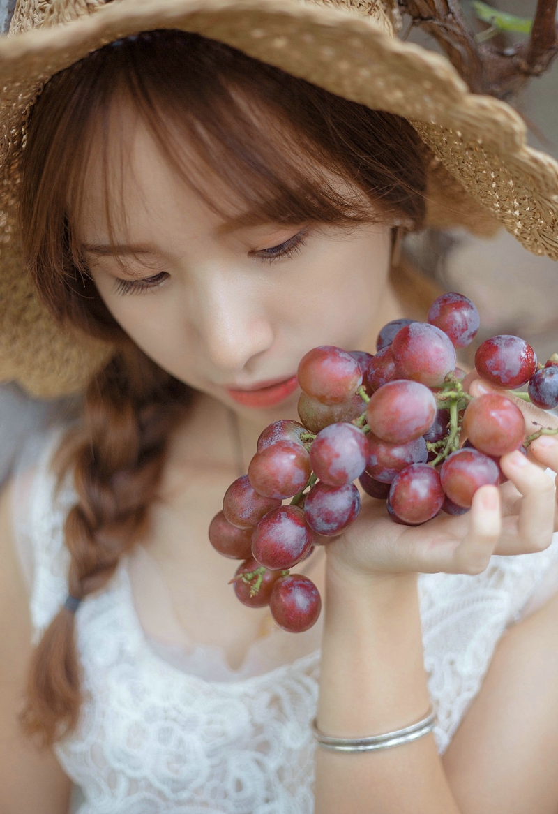 葡萄园内的清新气质美女养眼气质写真