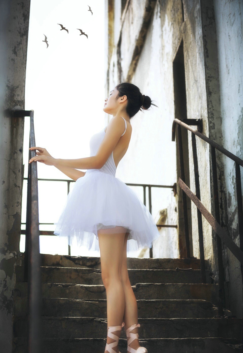 雪天内的短发森系精致五官美女写真