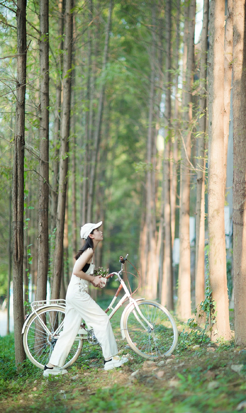 复古私房内的红酒女神漂亮脸蛋