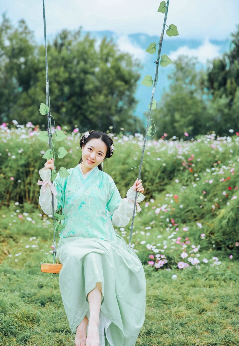 柔美汉服美女逆光下美腻迷人