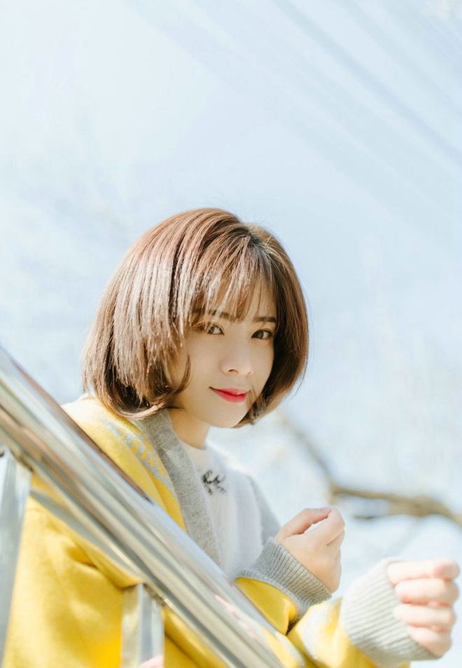 阳光甜美元气少女走街