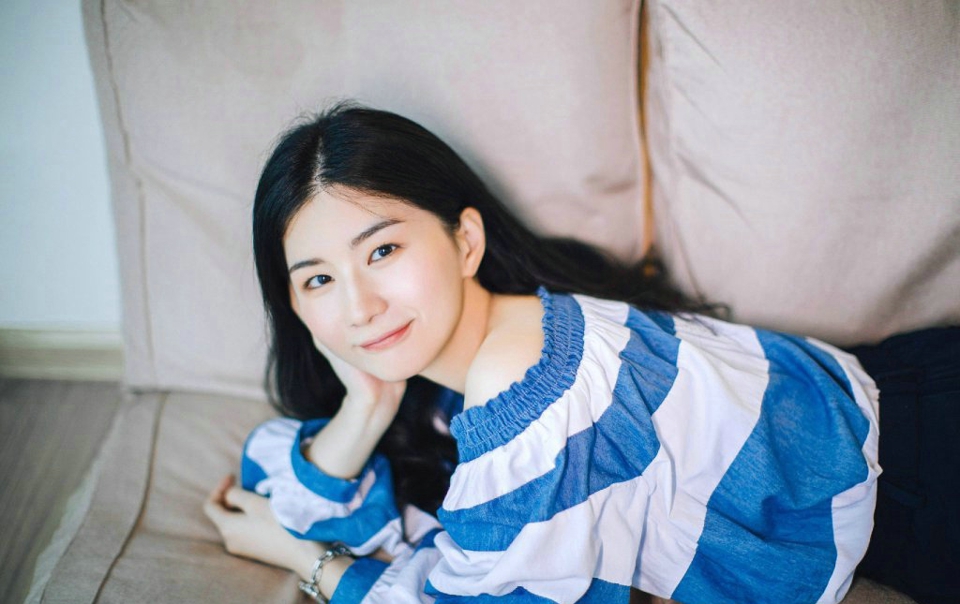 空阔草地上的毛衣围巾美女马尾清爽