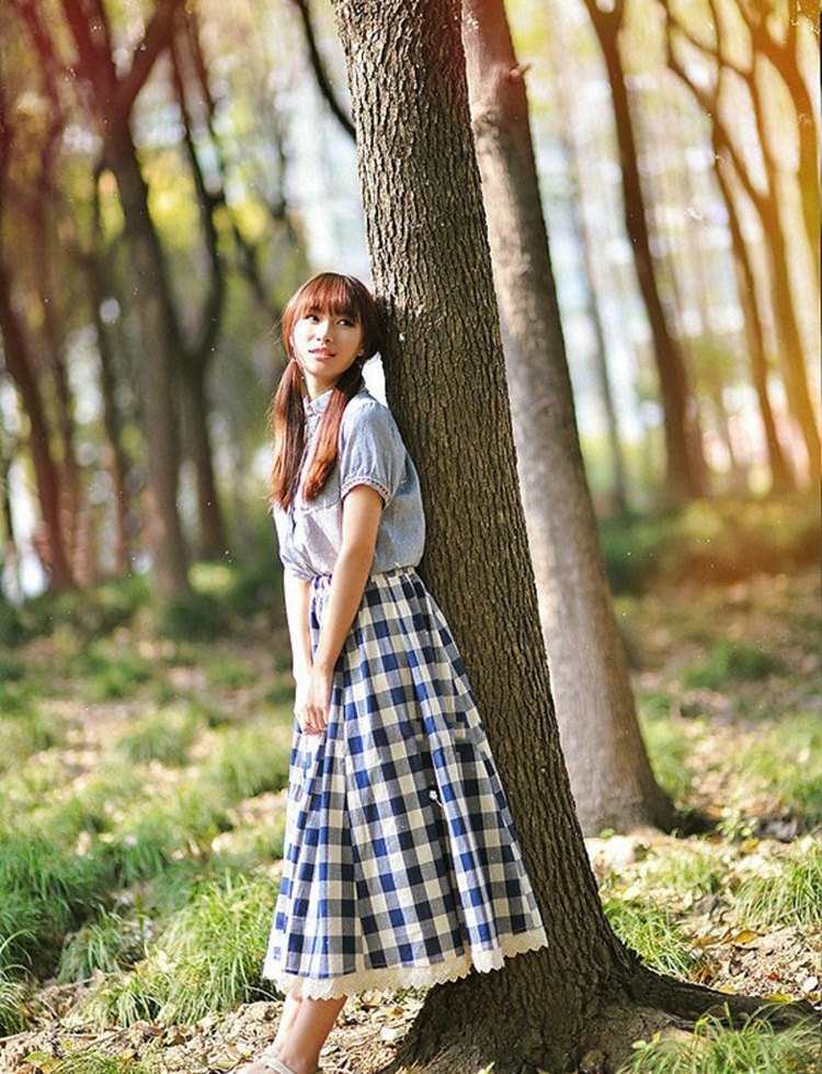 蓝色格子长裙森系美女户外感受自然的清新写真