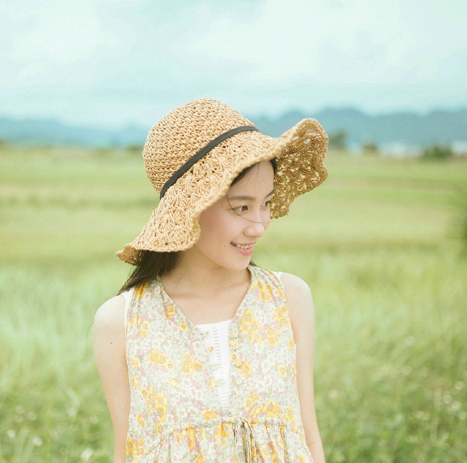 田野中的清爽少女甜美笑容清新怡人