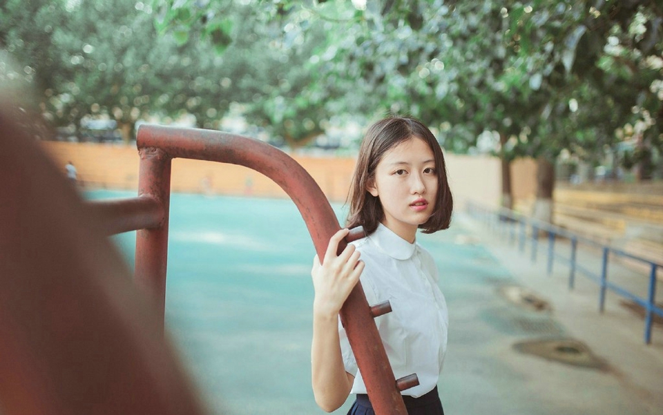 百褶裙短发美女纯真干净阳光写真
