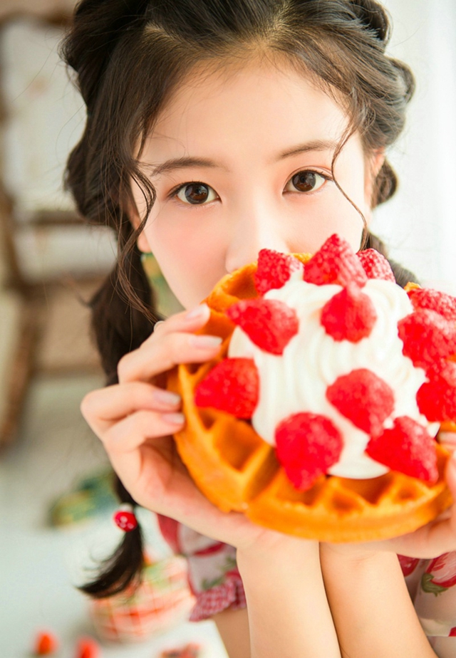 呆萌清纯甜点妹子可爱俏皮写真图片