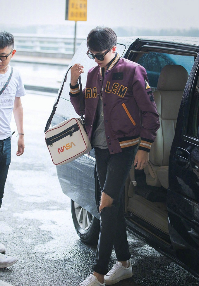 许魏洲2018春夏时装秀靓丽街拍