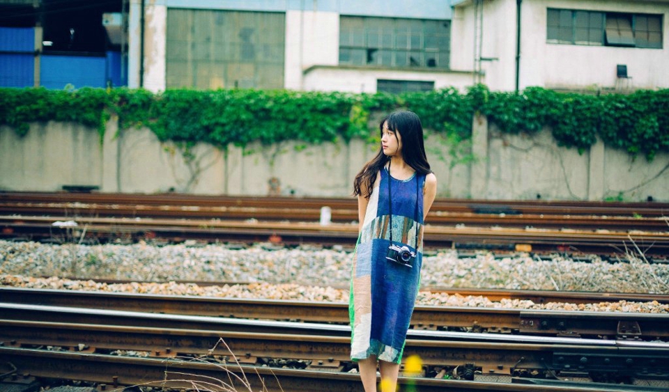 列车上的清纯漂亮少女笑脸阳光写真