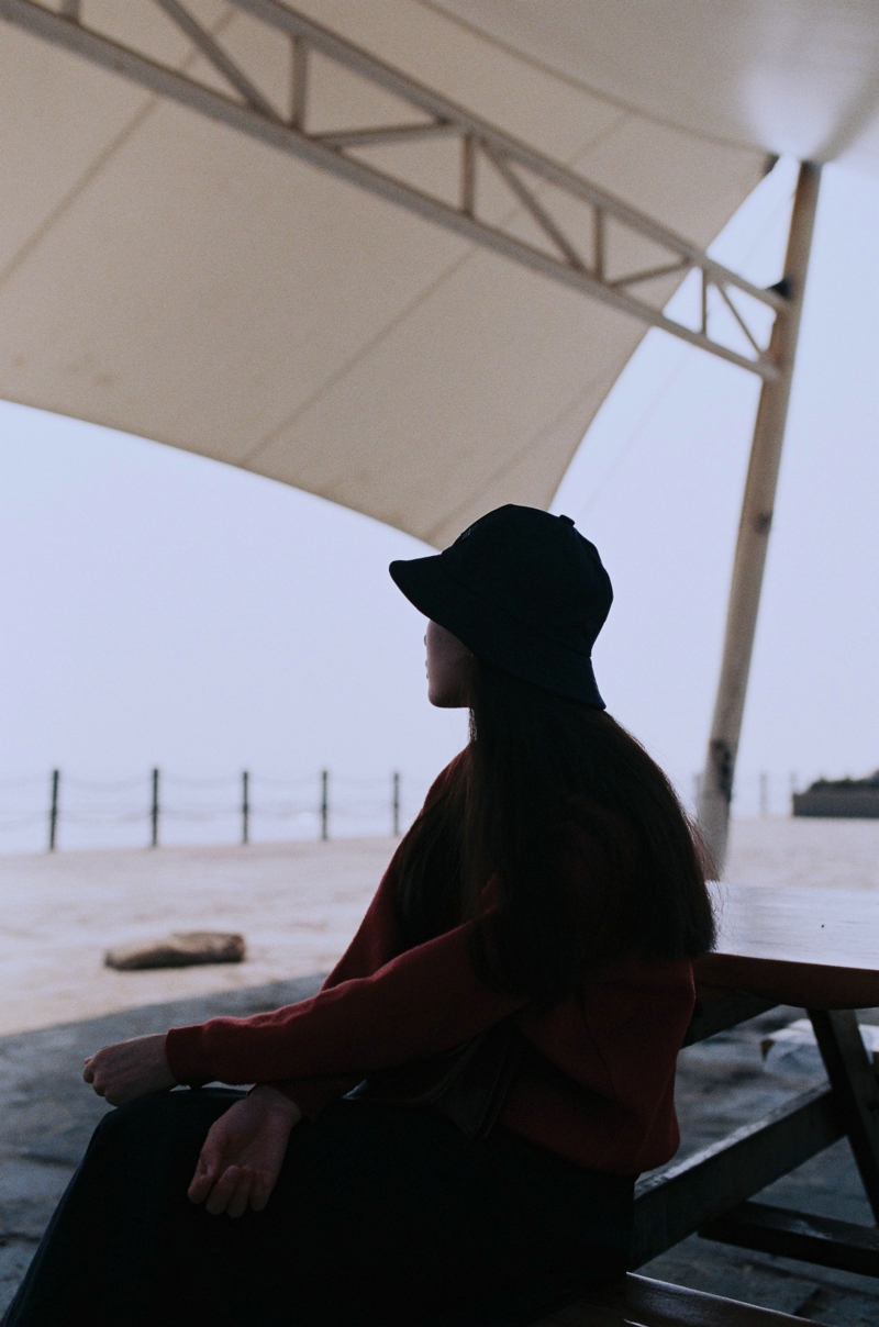 海岸边的森系美女海岸边思绪万千