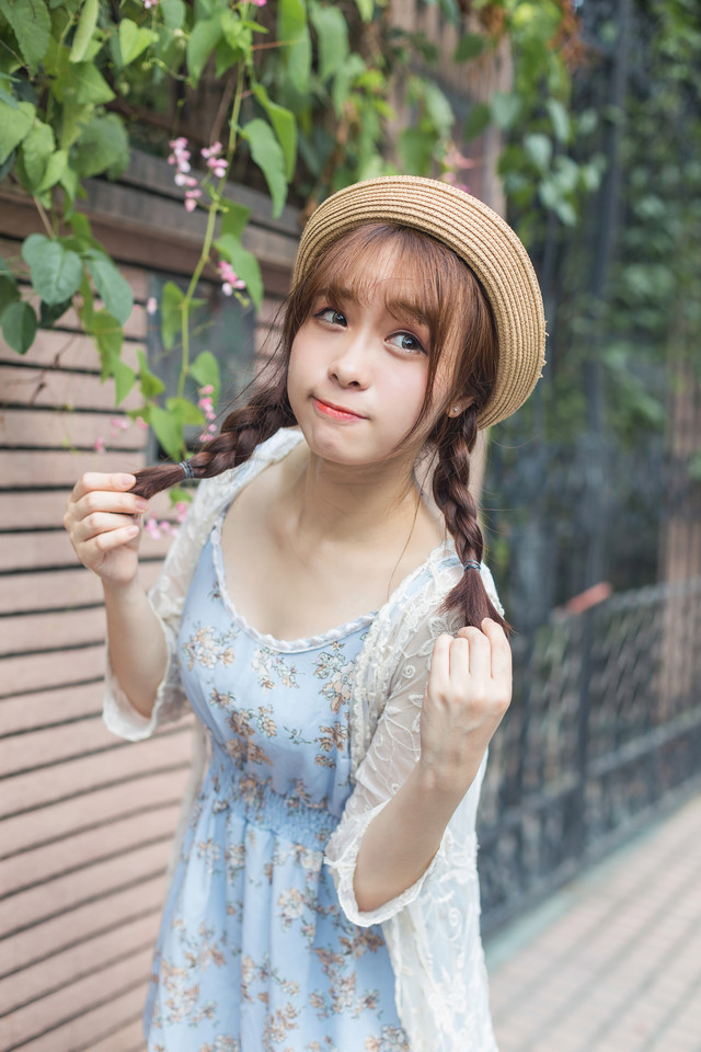 清凉夏日麻花辫少女面若桃花大口吃瓜