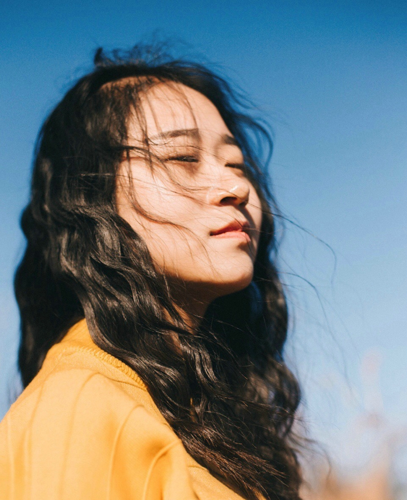 荒凉沙漠中的卷发美女成熟别样风情