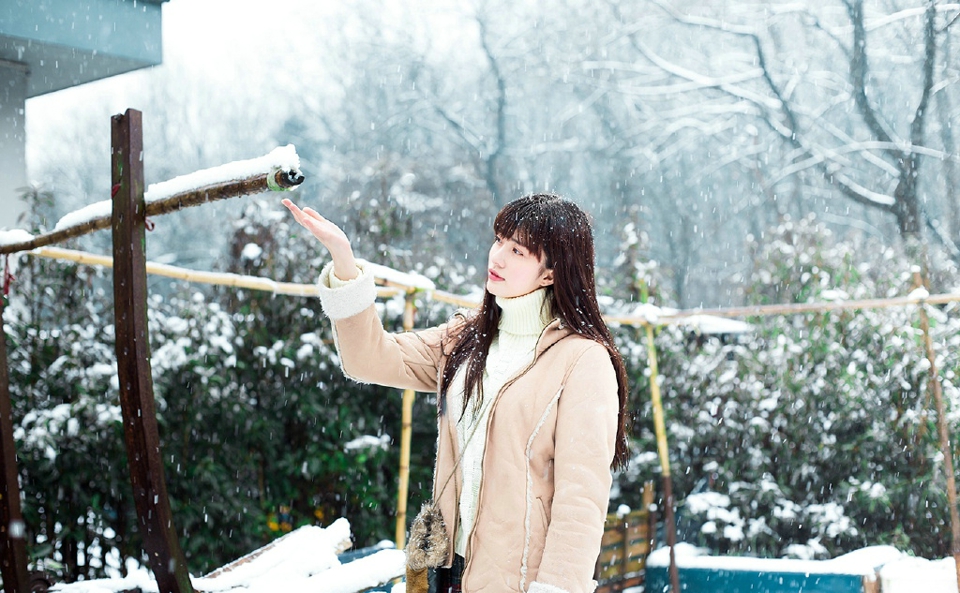 雪地内的黑发披肩美女温柔迷人写真