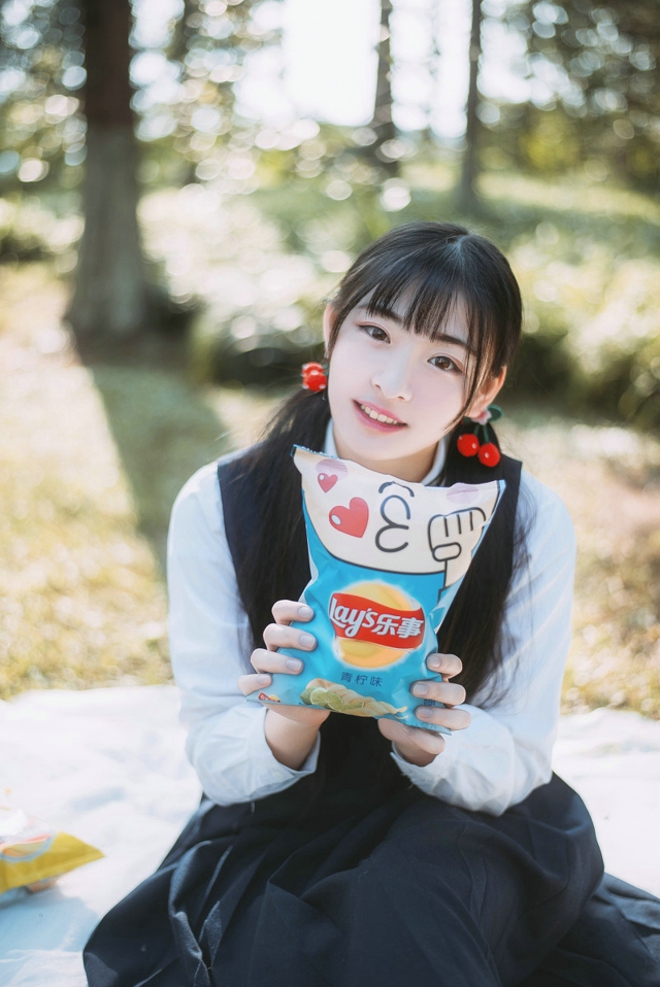 可爱俏皮阳光美女户外甜美写真