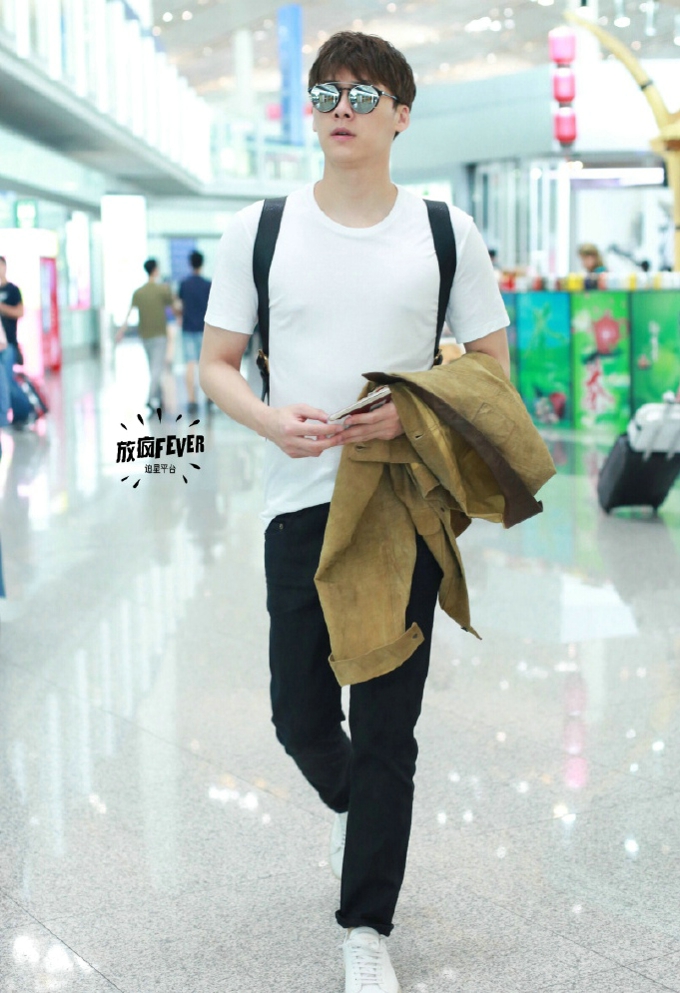 李易峰诠释华丽绅士风写真照